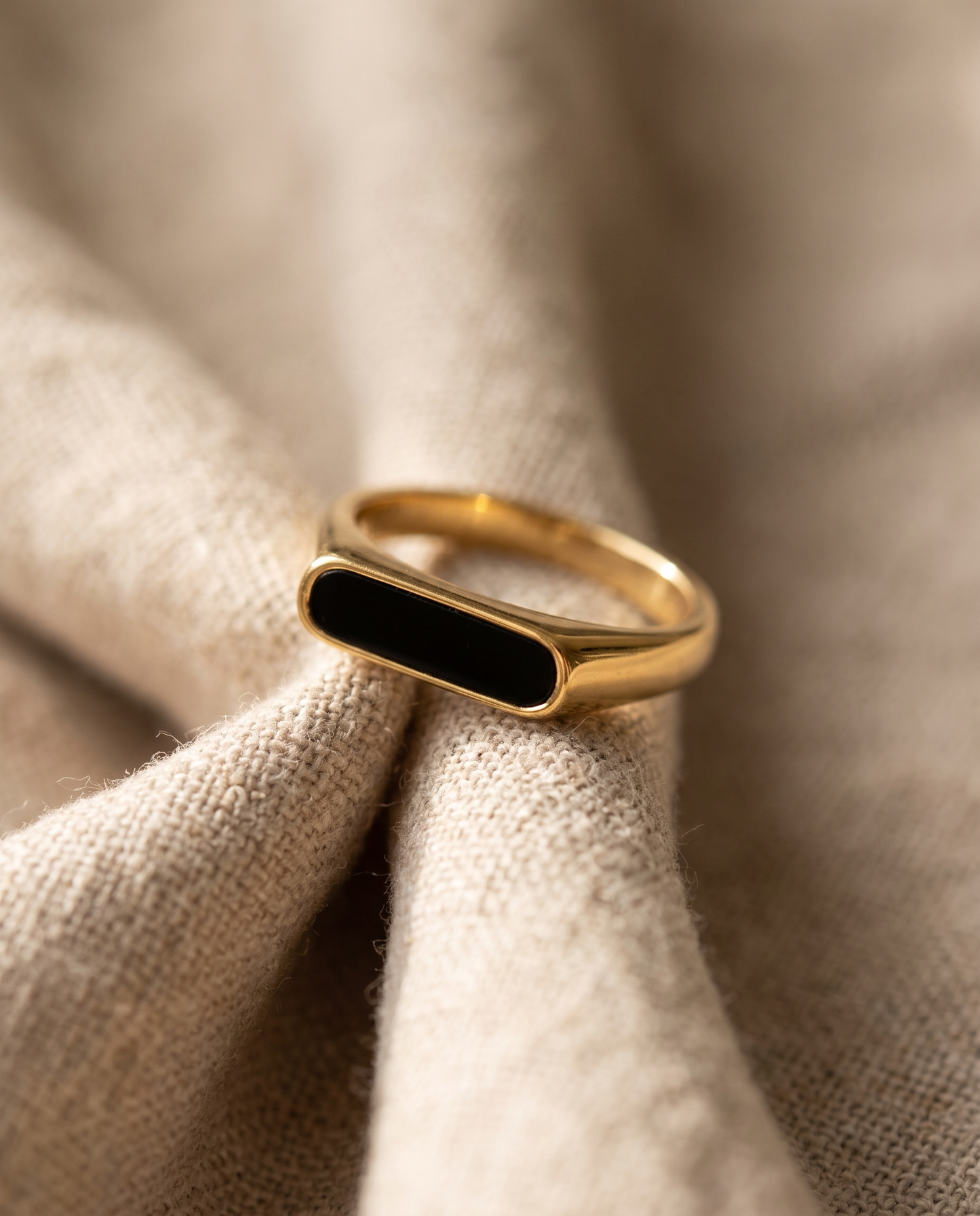 Onyx round Stone ring (gold) - Macro