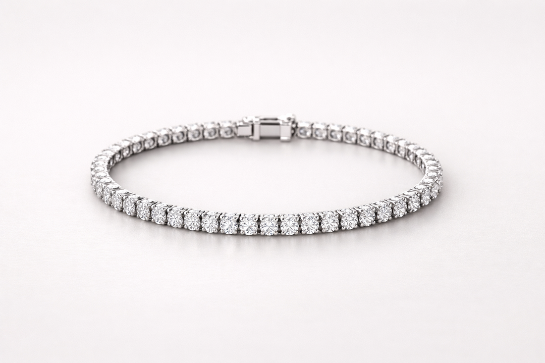 Elegante juweel armband op een licht neutrale achtergrond