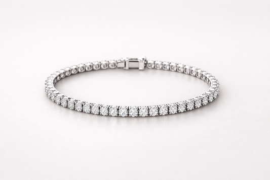 Elegante juweel armband op een licht neutrale achtergrond