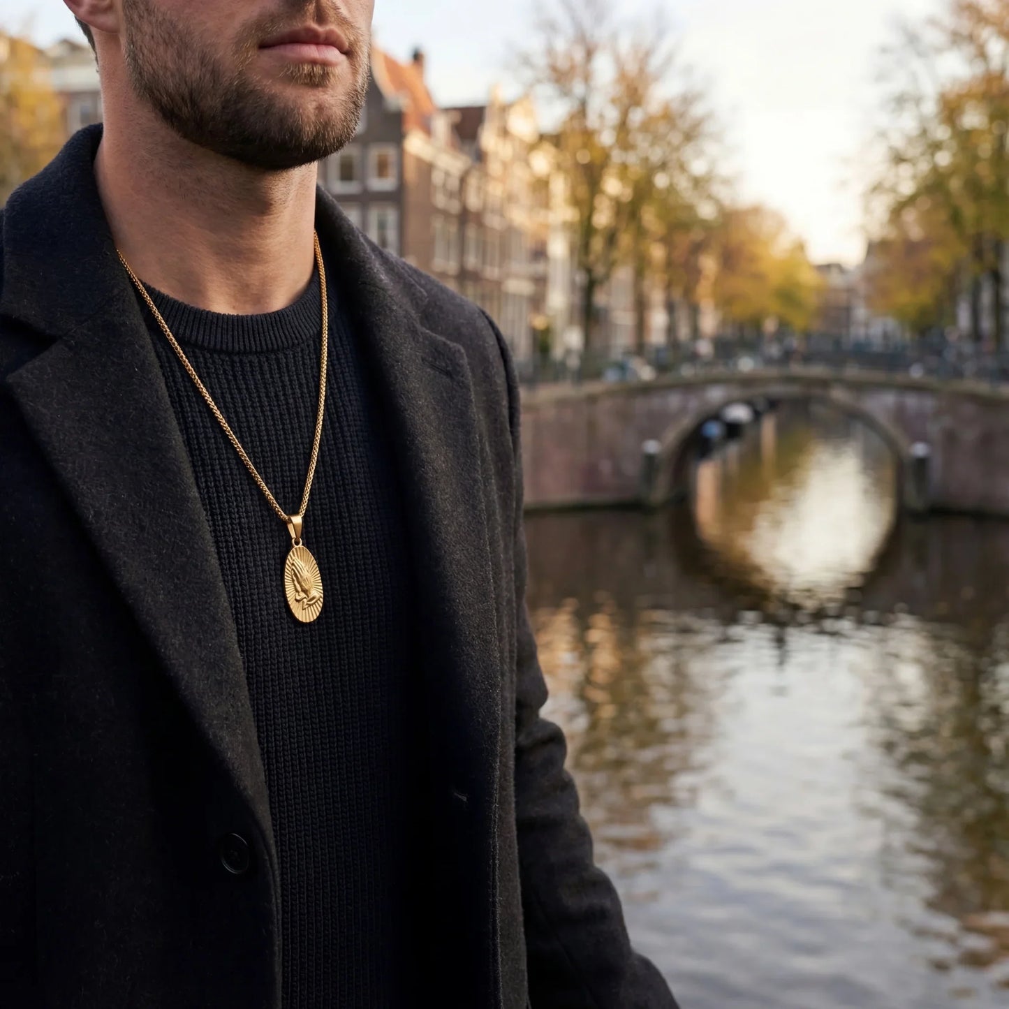 Anhänger mit betenden Händen (Gold)