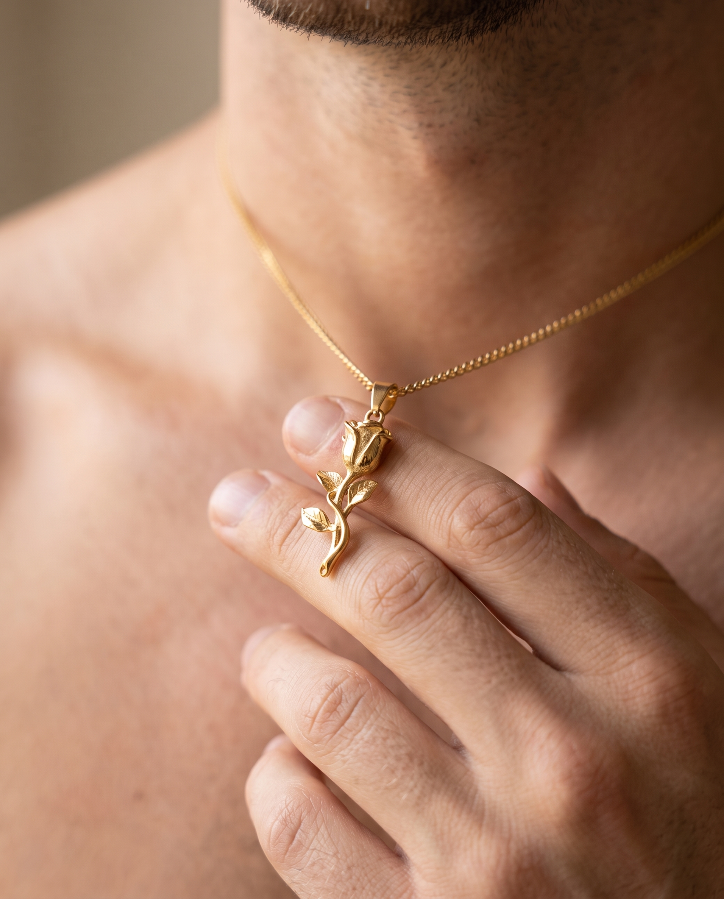 Rose Pendant Gold - Worn detail