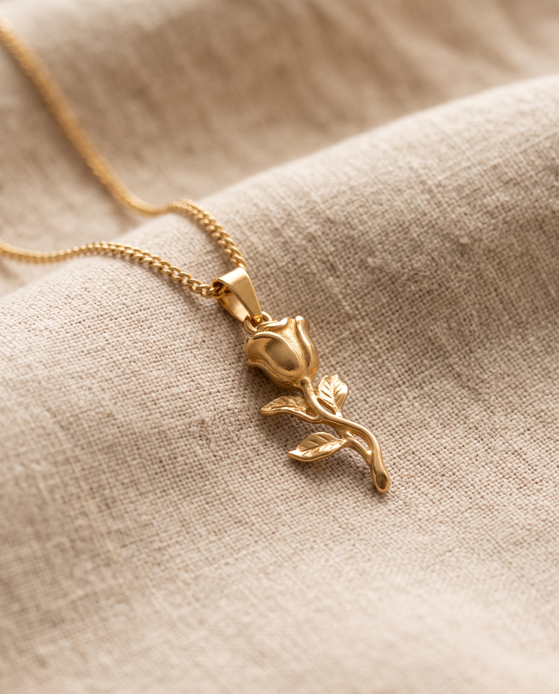 Rose Pendant Gold - Macro