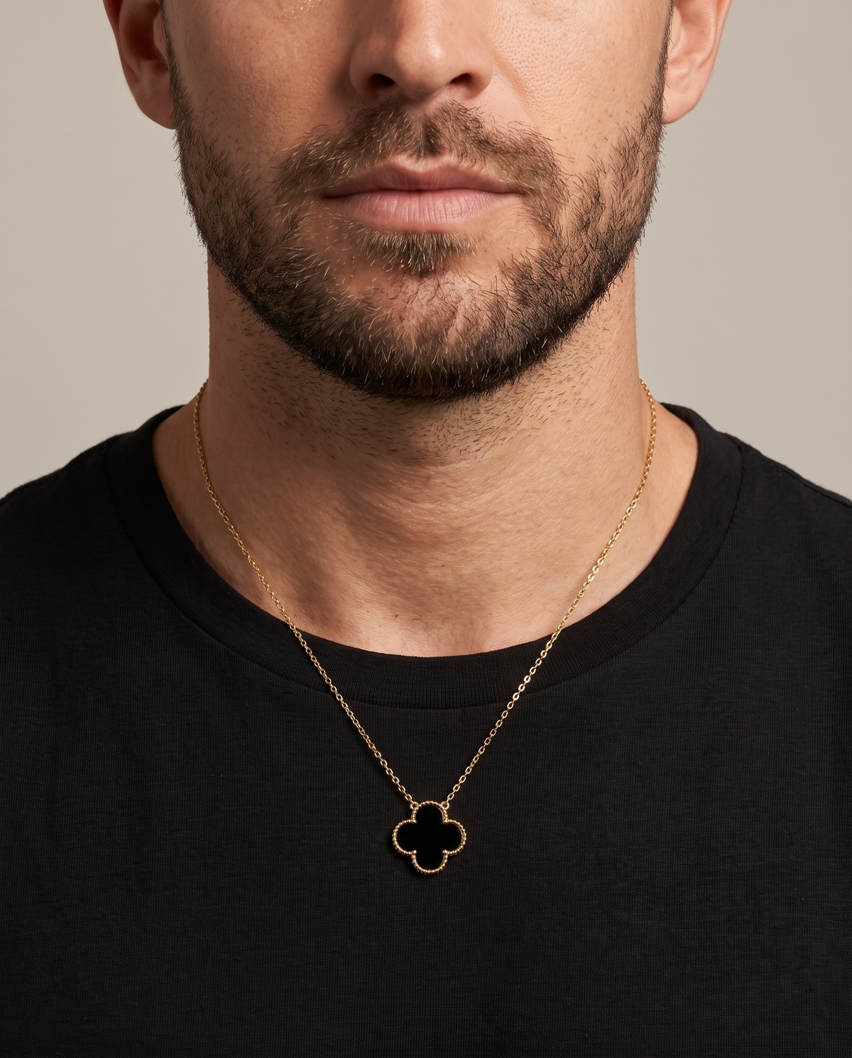 Lucky Charm Black Pendant Gold - Gedragen