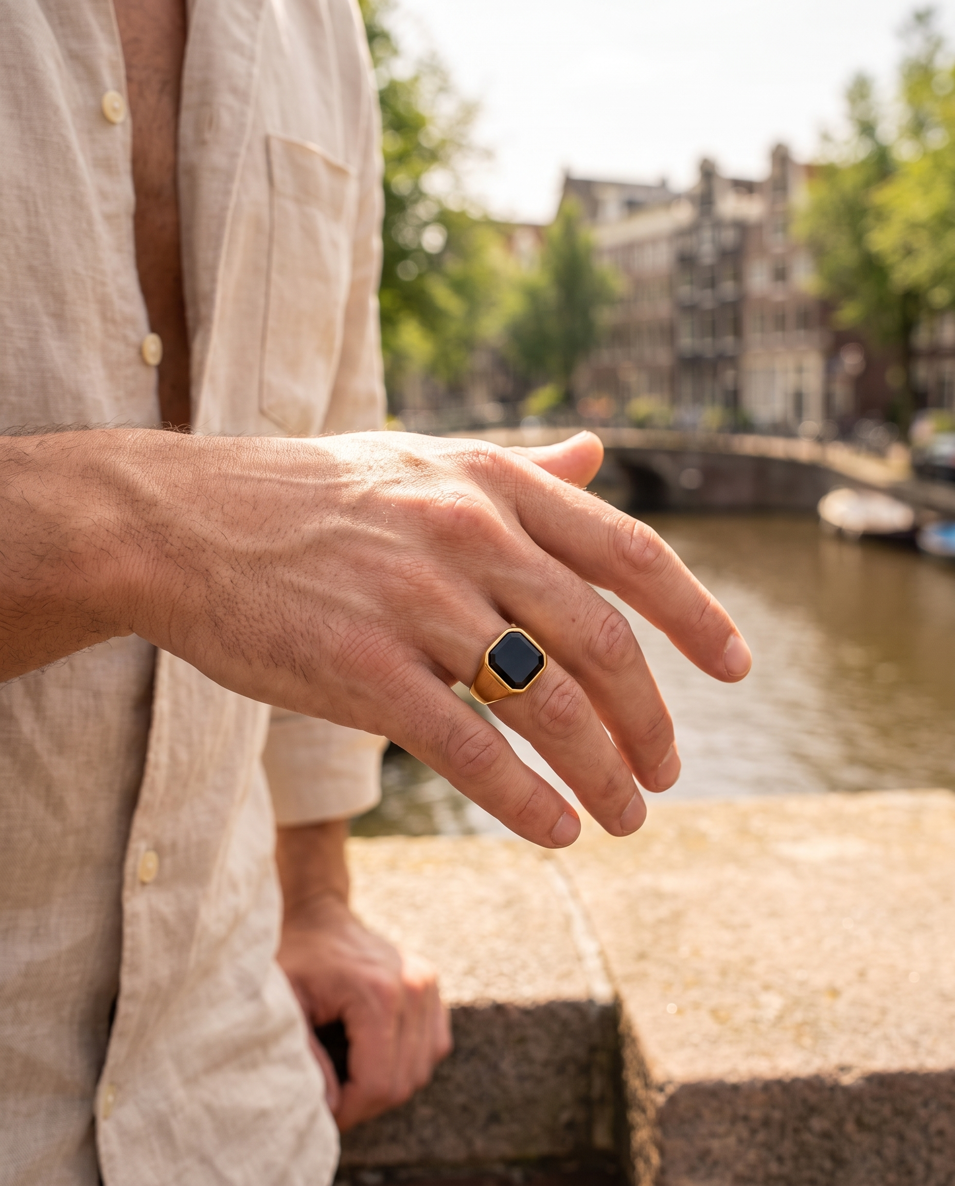 Eclipse ring (gold) - Lifestyle