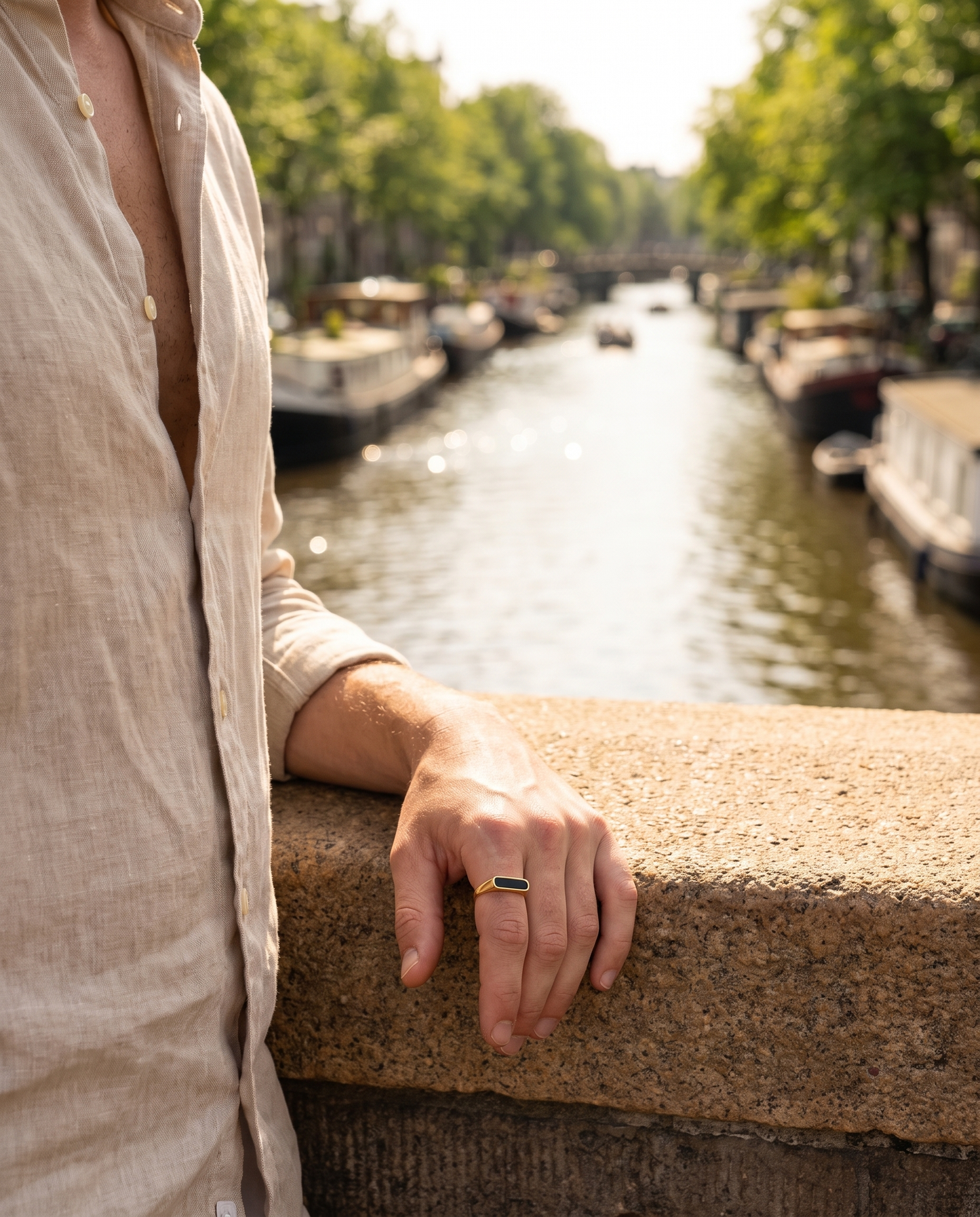 Onyx round Stone ring (gold) - Lifestyle