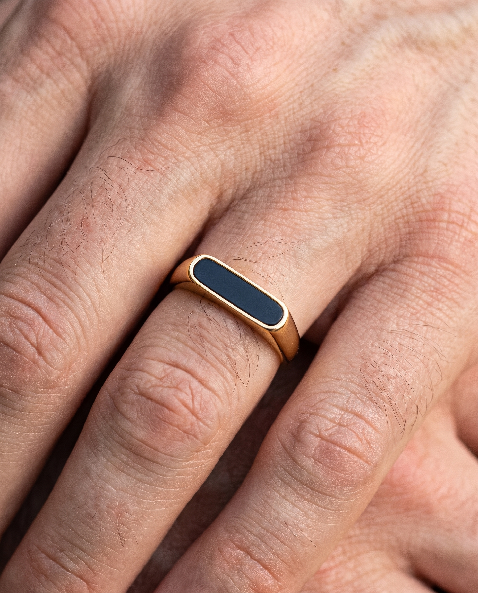 Onyx round Stone ring (gold) - Worn detail
