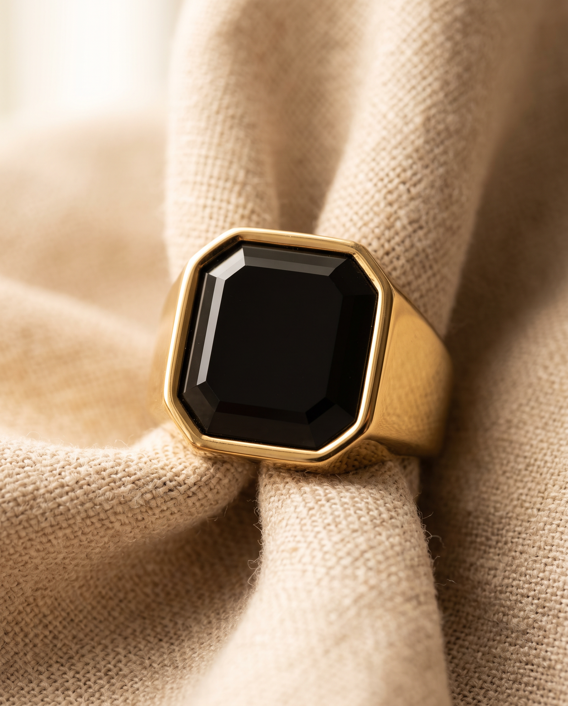 Eclipse ring (gold) - Macro
